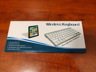Teclado Bluetooth Plateado y Blanco.