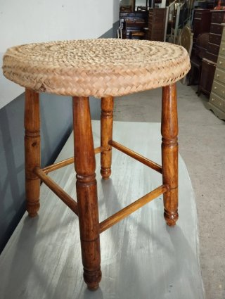 Banqueta de madera y mimbre