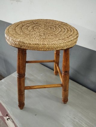 Banqueta de madera y mimbre