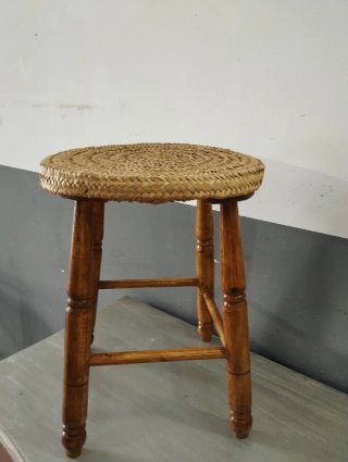 Banqueta de madera y mimbre