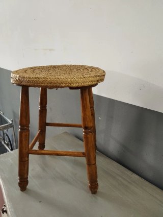 Banqueta de madera y mimbre