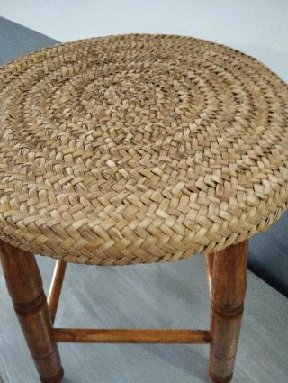 Banqueta de madera y mimbre