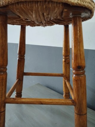 Banqueta de madera y mimbre
