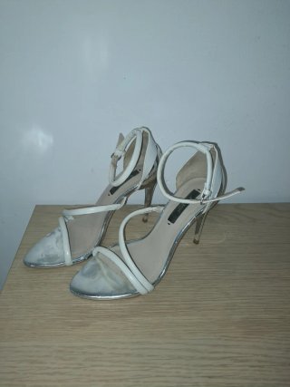 Zapatos de tacón plateados y blancos talla 36