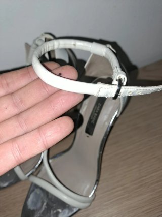Zapatos de tacón plateados y blancos talla 36