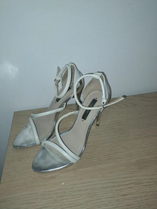 Zapatos de tacón plateados y blancos talla 36