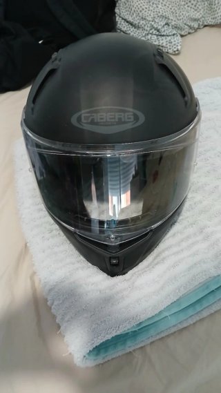 Casco de moto negro integral