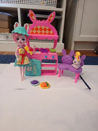 Muñeca Enchantimals con cocina y accesorios