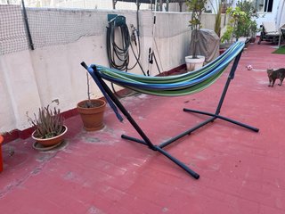 Hamaca con estructura metálica + tela.