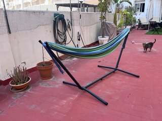 Hamaca con estructura metálica + tela.