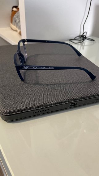 Marco de gafas Emporio Armani.