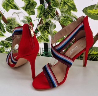 Sandalias rojas y multicolor