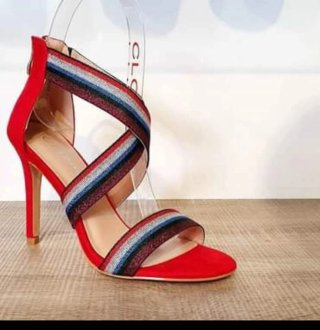 Sandalias rojas y multicolor