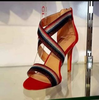 Sandalias rojas y multicolor