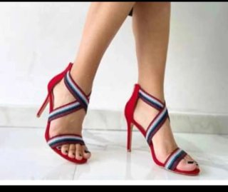Sandalias rojas y multicolor