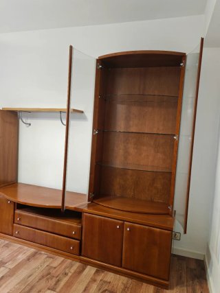Mueble salón vitrina madera contrachapada.