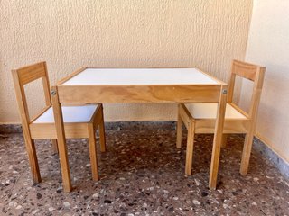 Mesa infantil y sillas de madera