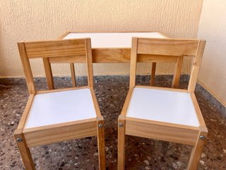 Mesa infantil y sillas de madera