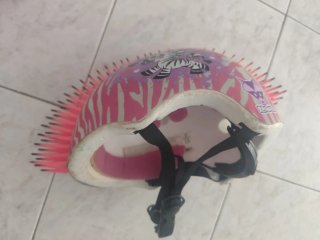 Casco infantil punk cebra rosa
