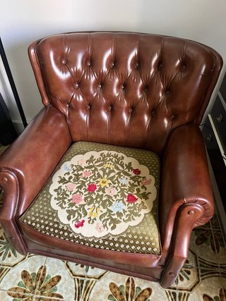 Sillón orejero de piel marrón