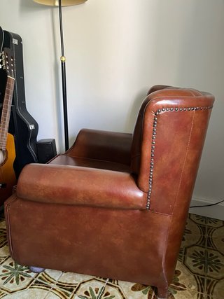 Sillón orejero de piel marrón