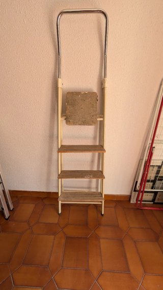 Escalera antigua de madera y metal