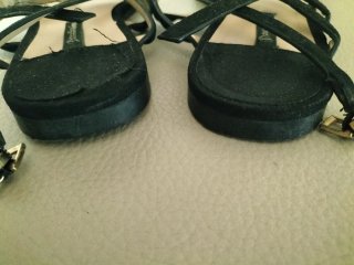 Sandalias negras de ante y tachuelas