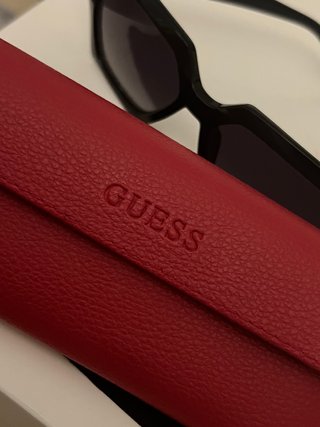 Gafas de sol negras guess