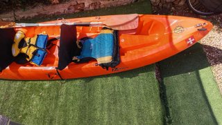 Kayak Doble Naranja con Remos y Chalecos