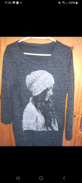 Vestido de tela gruesa gris con diseño y perlas