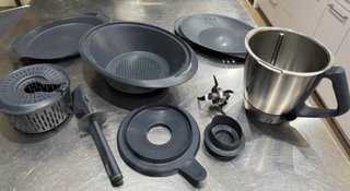 Thermomix TM6 con funda Vorwerk y accesorios