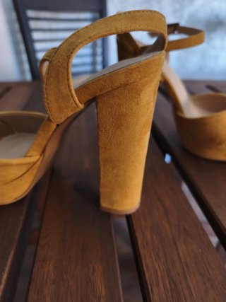 Sandalias mostaza Marypaz