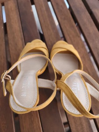 Sandalias mostaza Marypaz