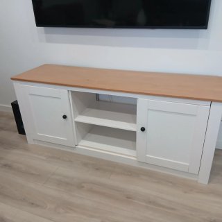 Mueble bajo TV madera y blanco