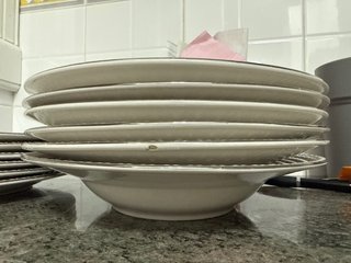 Vajilla de porcelana blanca con borde plateado