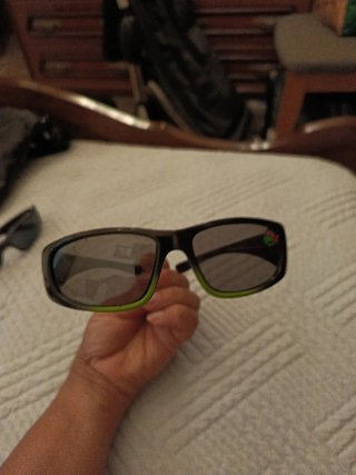 Gafas de sol infantiles negras y verdes