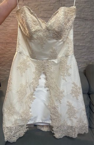 Abito da sposa in raso con pizzo e foulard