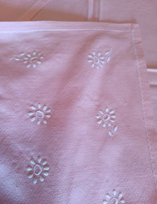 Mantelería Crepe Rosa con Flores Blancas