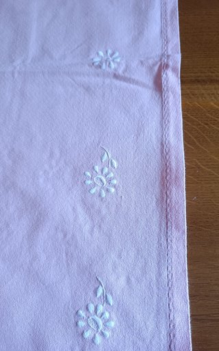 Mantelería Crepe Rosa con Flores Blancas