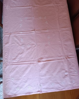 Mantelería Crepe Rosa con Flores Blancas