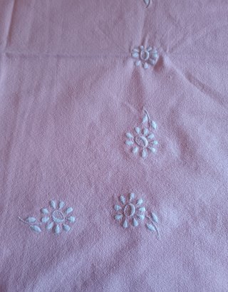 Mantelería Crepe Rosa con Flores Blancas