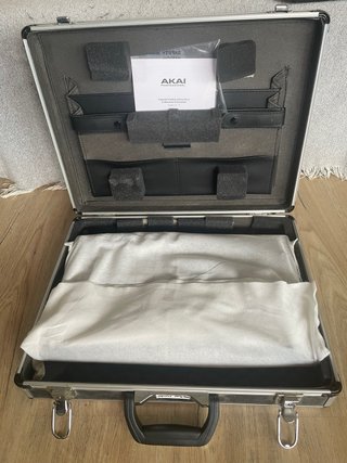 Akai APC40 MKII Controlador MIDI USB con maletín