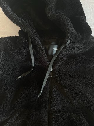 Abrigo negro con capucha de pelo sintético