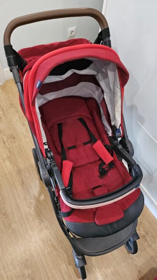 Carrito de bebé rojo, marca Chicco