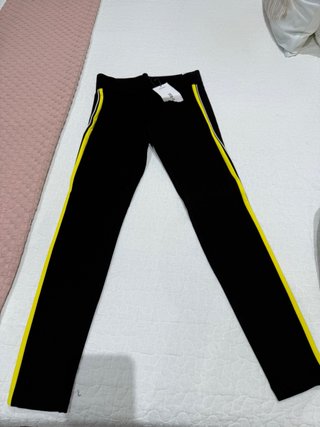 Pantalón Zara negro con raya lateral amarilla T.S