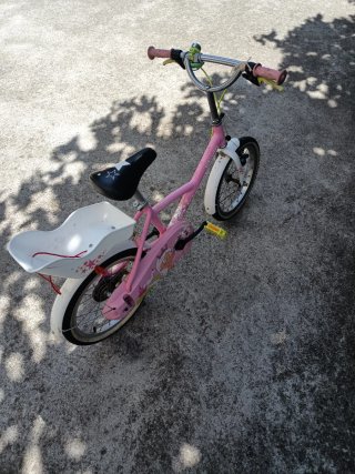 Bicicleta infantil rosa con asiento