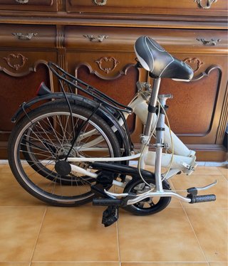 Bicicleta plegable blanca