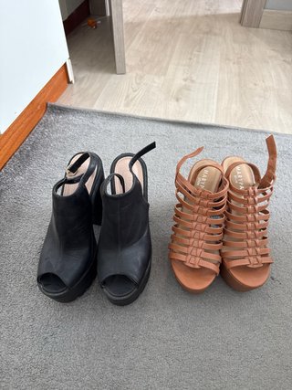 Sandalias de plataforma negras y marrones