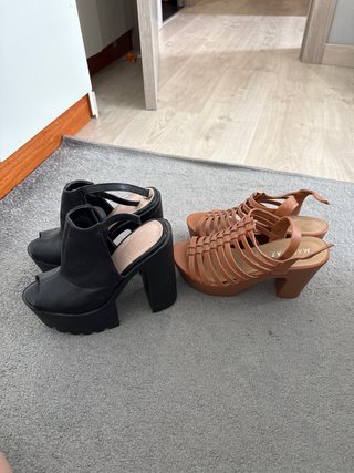 Sandalias de plataforma negras y marrones