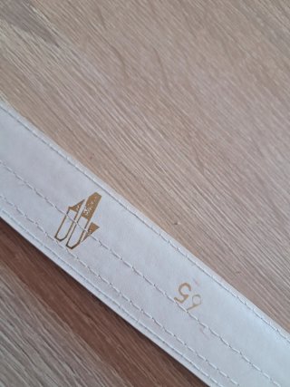 Cinturón piel Vintage Blanco con Detalles Dorados